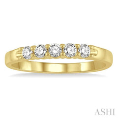1/4 Ctw 5 Stone Round Cut Diamond Wedding Band in 14K Yellow Gold