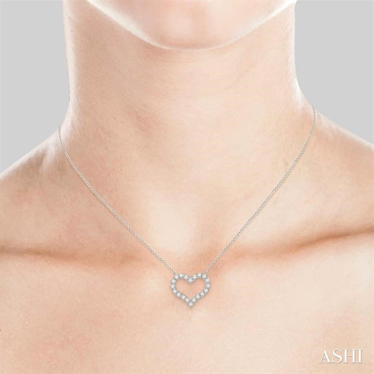 3/4 Ctw Round Cut Diamond Heart Pendant With Chain in 14K white Gold