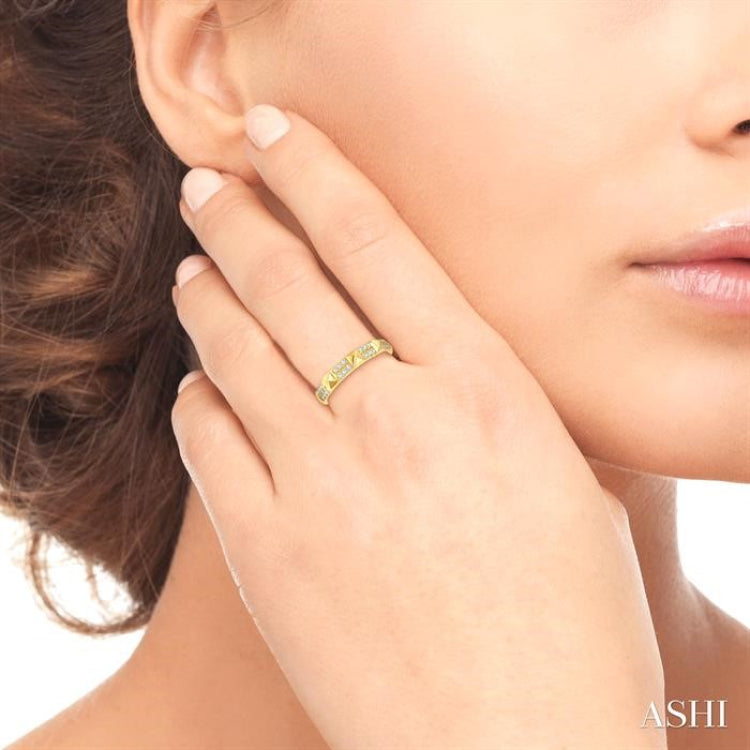 1/4 Ctw Pyramid Accent Round Cut Diamond Fashion Ring in 10K Yellow Gold