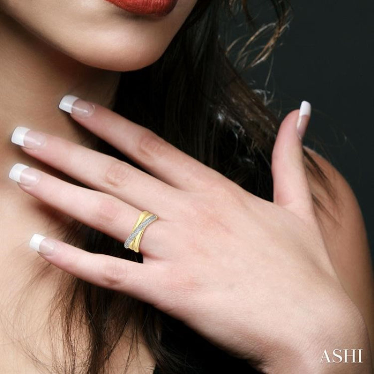1/8 Ctw Bold Crisscross Round Cut Diamond Fashion Band in Yellow Gold Vermeil
