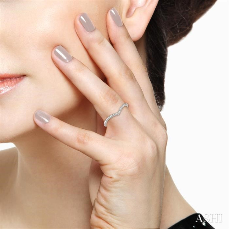 1/10 Ctw Chevron Round Cut Diamond Petite Band in 14K White Gold