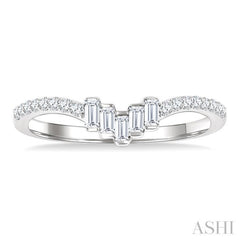 1/4 Ctw Baguette Cut Chevron Centerpiece Round Cut Diamond Wedding Band in 14K White Gold